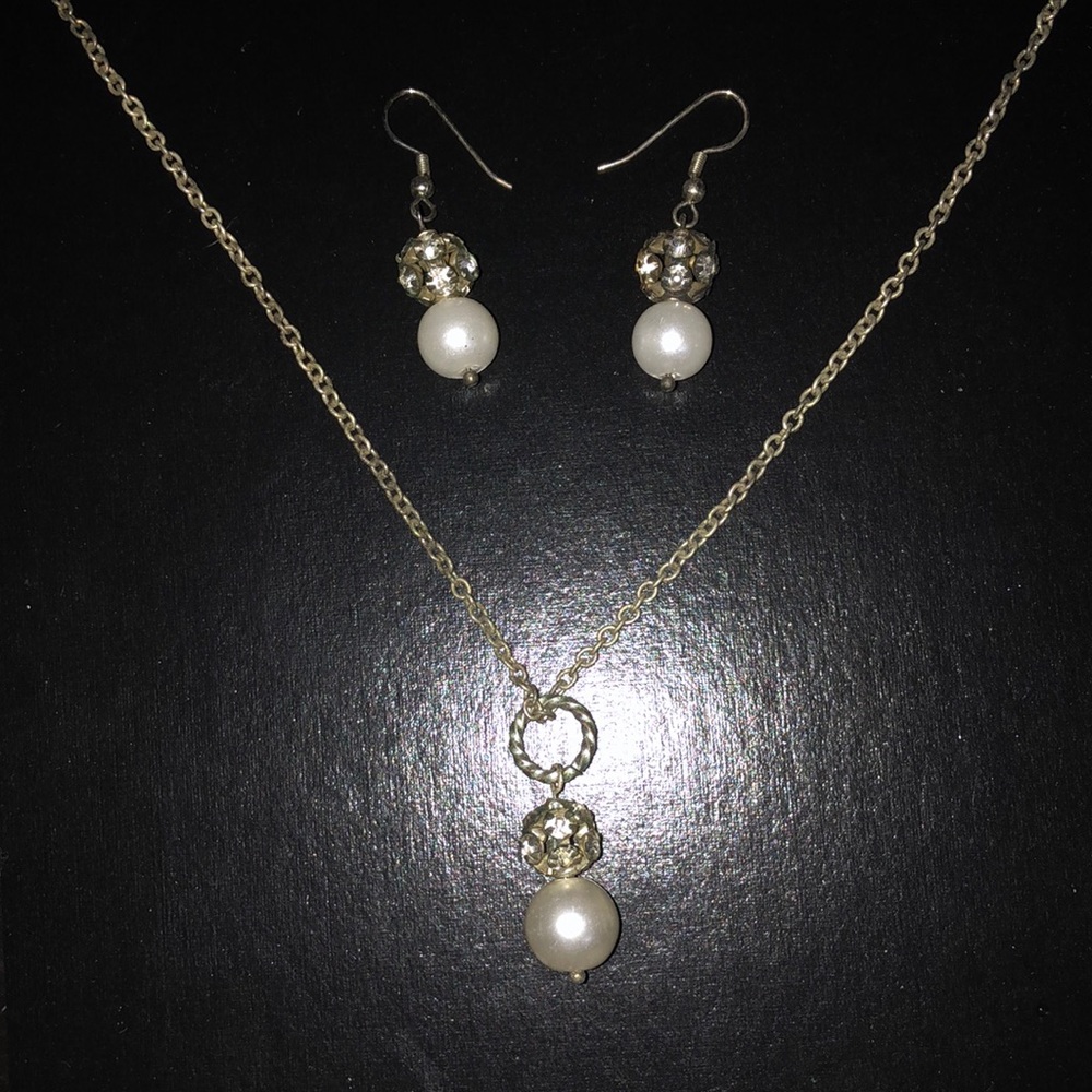 Pearl/Crystal earring & necklace set